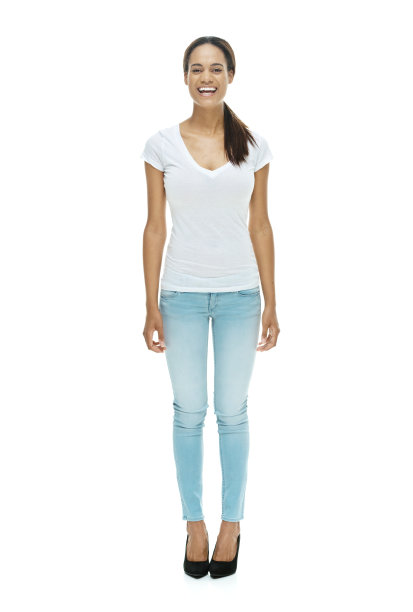 开朗随意的女人看着相机图片下载