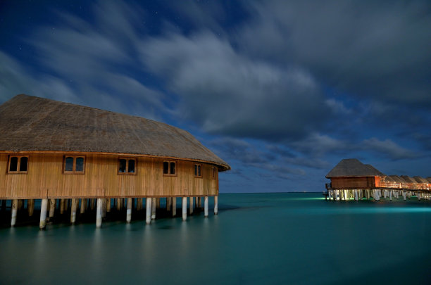 夜间热带泻湖上的水上平房图片下载