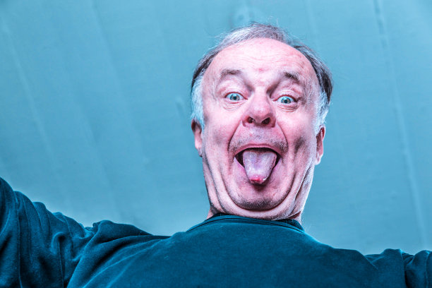 吐舌头的老人图片下载