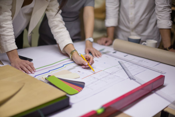 设计图纸的工程师图片下载