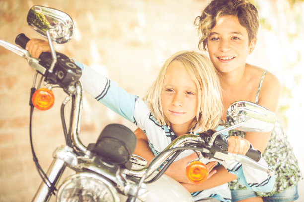 孩子们一起骑摩托车图片下载