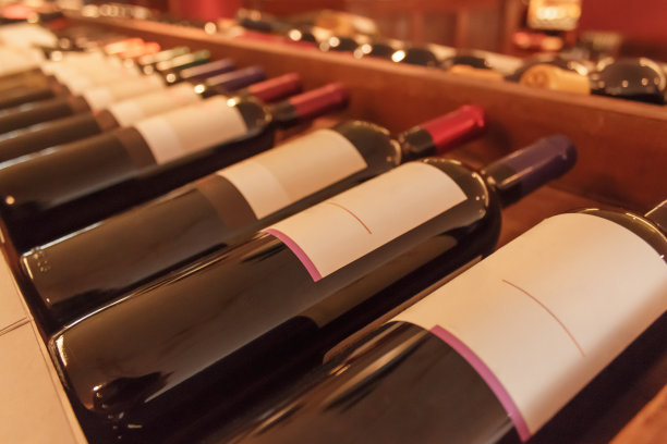 储藏在木窖里的各种各样的葡萄酒图片下载