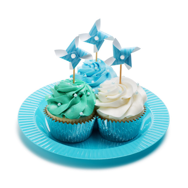 生日男孩蓝色派对和纸杯蛋糕被隔离在白色图片下载