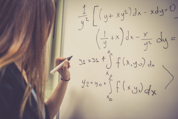 在土耳其伊斯坦布尔的中学或大学里做数学题的年轻女人素材图片