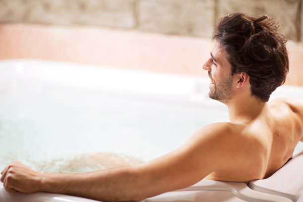 在热水浴缸中放松。图片下载