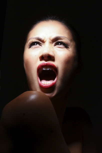 戏剧性的女性尖叫图片下载