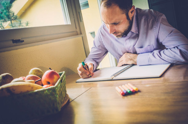 成人涂色书-年轻人在家里放松图片下载