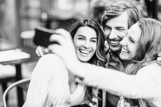 朋友们一起自拍图片下载