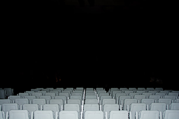 空空如也的剧院，只有后排座位有灯光照亮图片下载