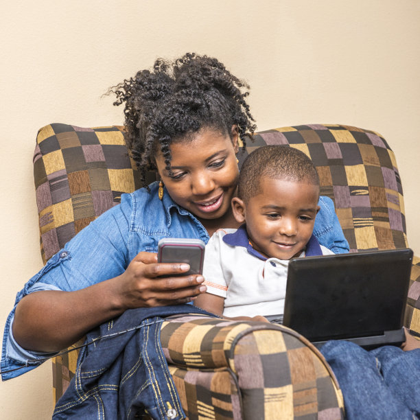 母子共享安静时光图片下载