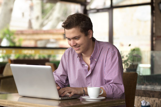 年轻人在网吧里玩电脑图片下载