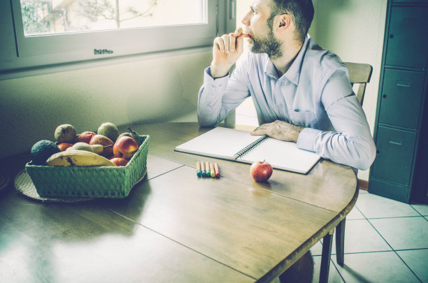 成人涂色书-一个年轻人望着窗外图片下载