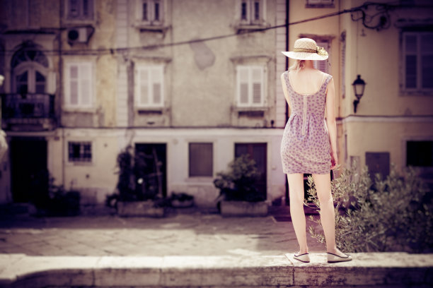 斯洛文尼亚皮兰街头的年轻女子图片下载