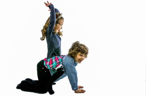 骑在她哥哥身上图片下载