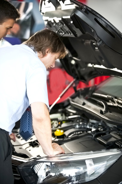销售人员展示新车图片下载