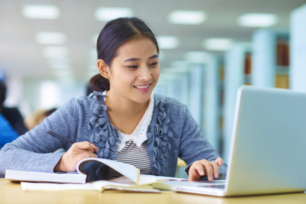 漂亮的亚洲大学生在图书馆学习图片下载