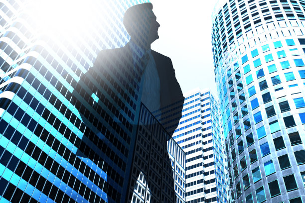 多重曝光的商人剪影对着摩天大楼图片下载