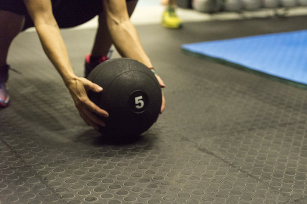 用健身球做运动的女人图片下载