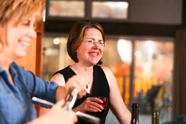 女性朋友一起在舒适的阁楼图片下载