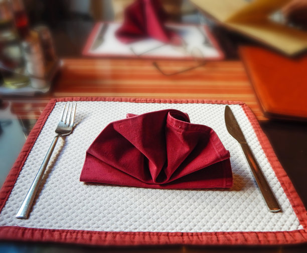 餐巾纸上放刀叉图片下载