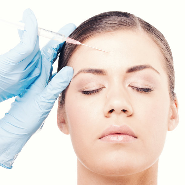 白色背景下注射肉毒杆菌的模型图片下载