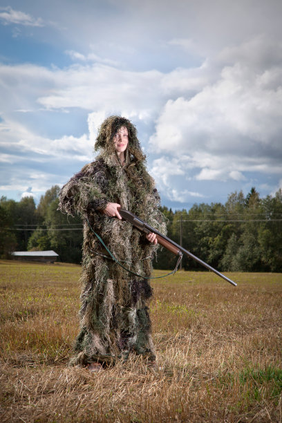 微笑的女猎人图片下载