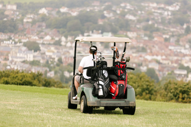 球道上的高尔夫球车图片下载