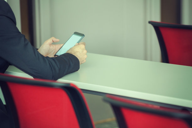 商人在会议室使用智能手机图片下载