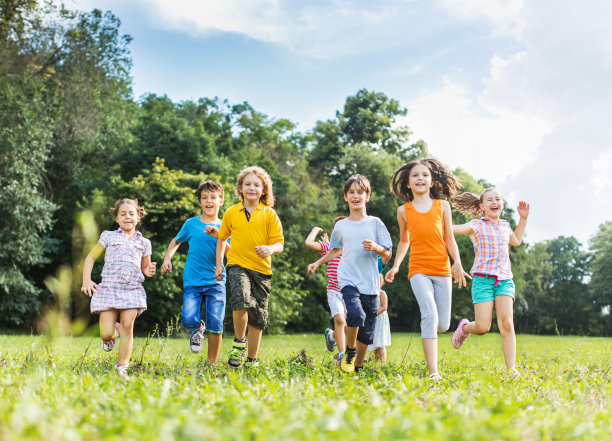 公园里一群嬉戏的孩子。图片下载