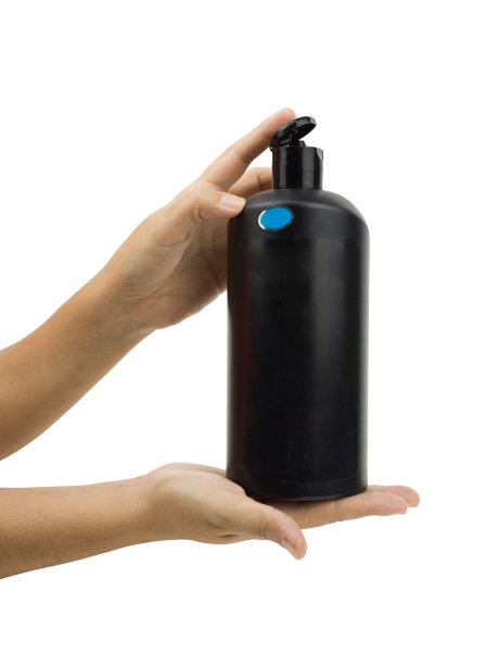 手里拿着一瓶洗发水图片下载