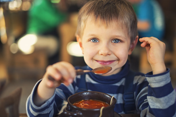 小男孩喜欢喝番茄汤图片下载