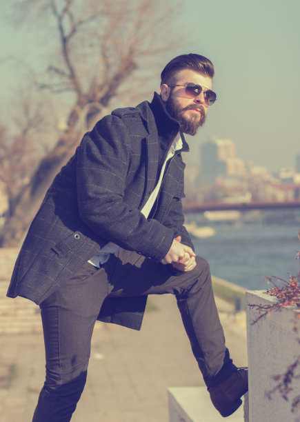 留胡子的嬉皮士在楼梯上摆姿势图片下载