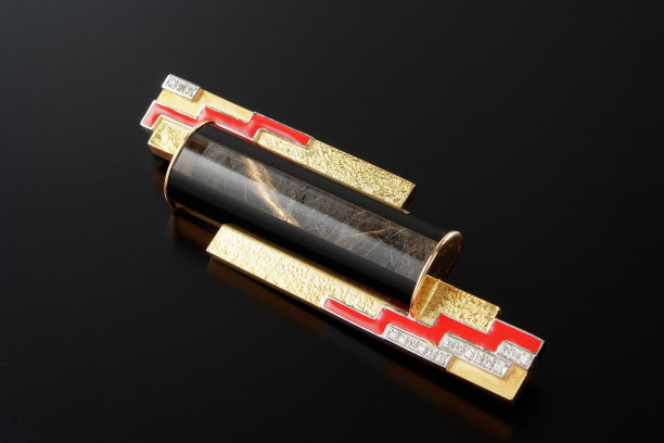 复古的黄金胸针与钻石在黑色的背景图片下载