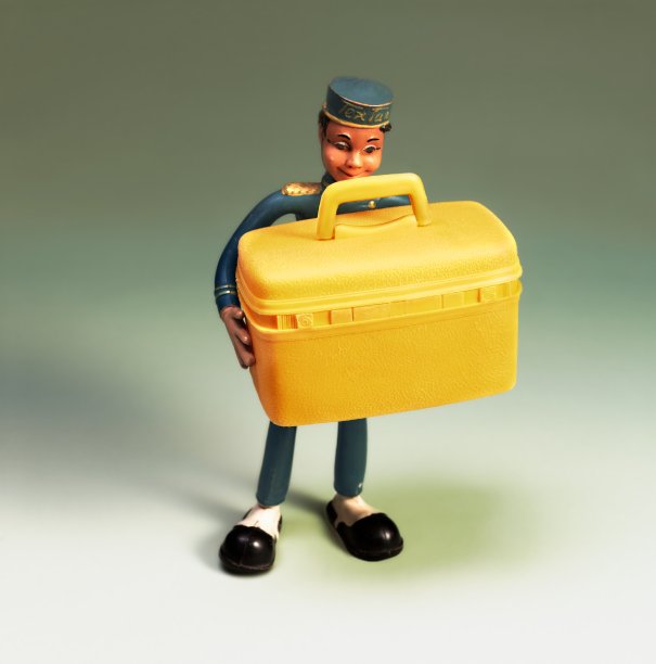 拿着大件行李的行李员图片下载