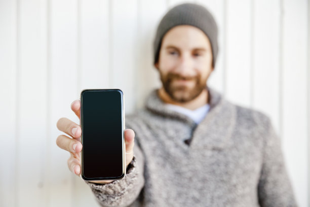 大胡子男子展示手机图片下载