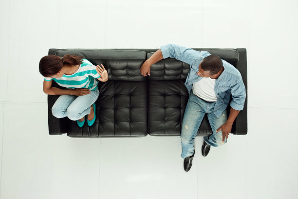 上面的观点，夫妇在沙发上和争吵图片下载