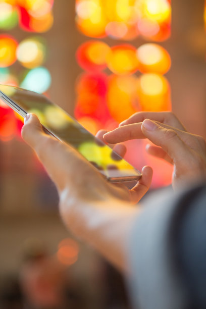 女人拿着智能手机图片下载