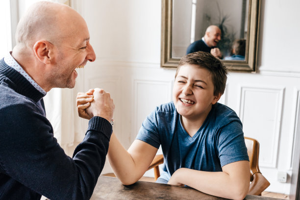 一位法国父亲正在和儿子扳手腕图片下载