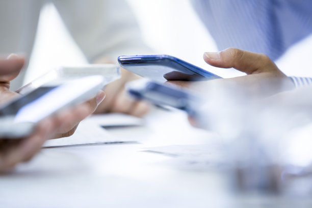 在工作时间聊天的女人图片下载