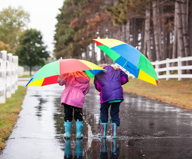 两个小女孩在水坑里玩图片下载