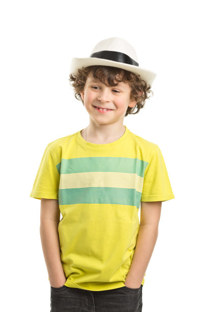 7岁的男孩戴着帽子图片下载