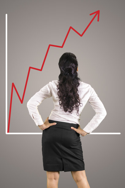 年轻的女商人正在查看上升的图表图片下载
