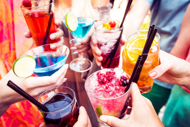 朋友们在聚会上享用鸡尾酒素材图片
