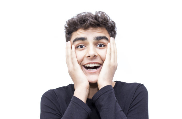 白色背景上惊讶的男孩的肖像图片下载