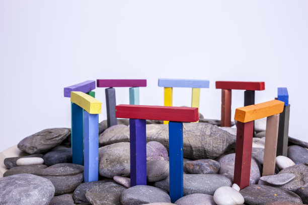 彩色的巨石阵，从上往下是红色的图片下载