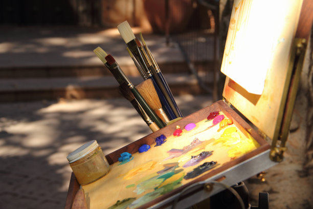 艺术家画架画笔调色板图片下载