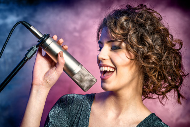 充满激情的歌手图片下载