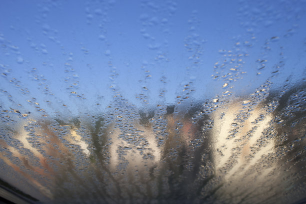 雨滴落在窗户上图片下载