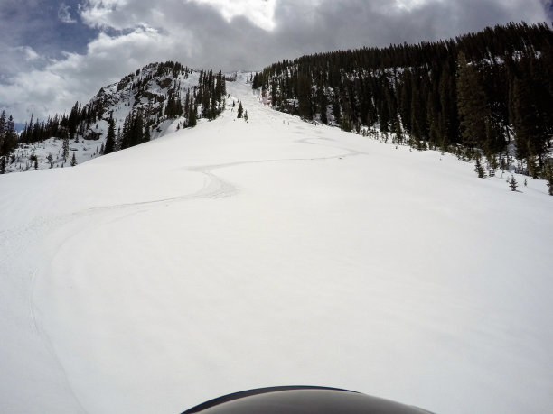 滑雪者POV滑雪陡峭滑槽库卢瓦图片下载