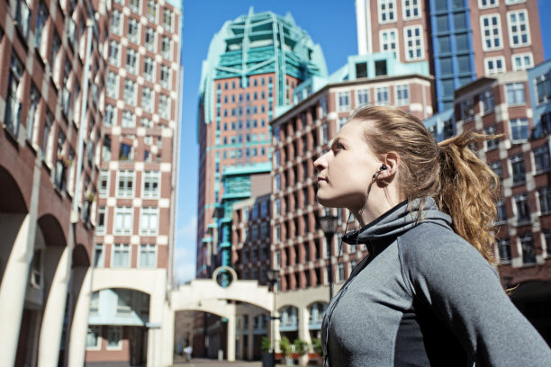 金发运动女人在城市慢跑前图片下载